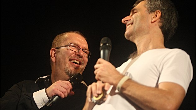 Zpvk Richard Mller s kapelnkem Brao Kostkou bhem vystoupen v Boejov (20. z 2013)
