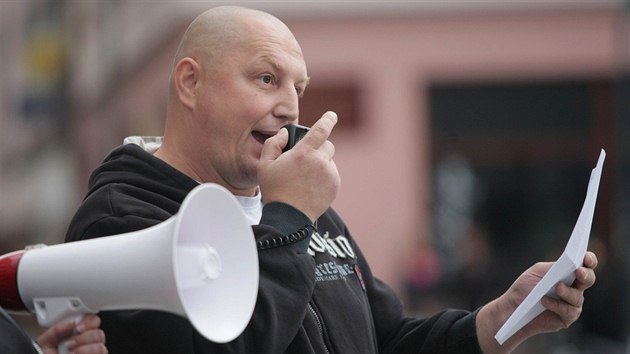 Svolavatel pochodu Pavel Matjn promlouv k astnkm pochodu v Perov (21. z 2013)