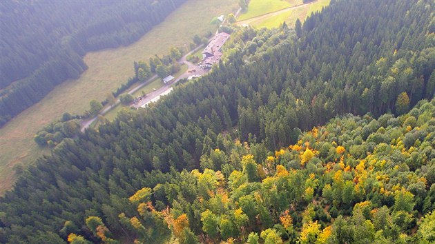 Správa Národního parku Šumava provádí v těchto dnech letecké monitorování a vyhledávání ložisek kůrovce. Na snímku je bývalá pohraniční rota nedaleko Borových Lad.