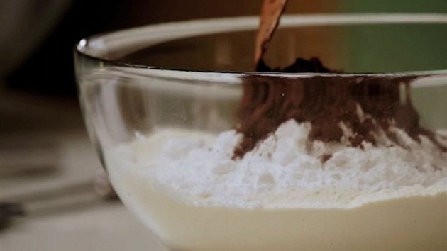 Přidejte i poslední suchou ingredienci, tedy kakao, a vše promíchejte.