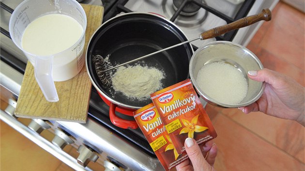 V rendlku promchejte hladkou mouku s krupicovm i vanilkovm cukrem, pilijte mlko a za stlho mchn ve provate.
