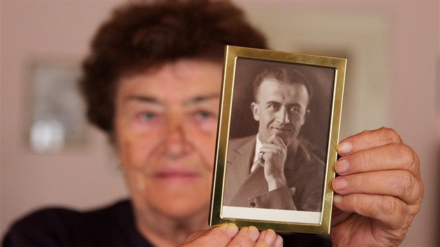 Dnes osmdesátiletá Susana Urbanová přišla v nacistických koncentrácích o desítku příbuzných. Kámen Urbanová zaplatila a věnovala památce svého tatínka Arnošta Beneše. Počátkem roku 1943 ho nacisté zavraždili v Osvětimi.