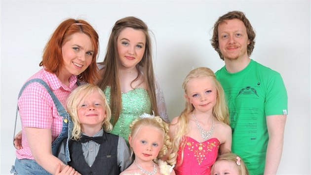 Manželé Alingtonovi s dětmi - třináctiletou Jasmine, devítiletými Willow a Lucasem, šestiletou Poppy a tříletou Rowan. Ještě mají tříletého syna Logana.