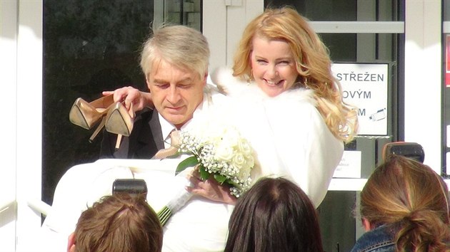 Iveta Bartošová a Josef Rychtář se vzali v Uhříněvsi (29. září 2013).