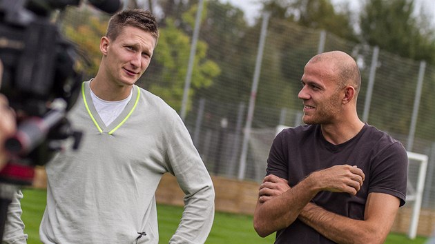 Fotbalov tonci Milan koda (vlevo) a Roman Bedn se podl na projektu Mj prvn klub.