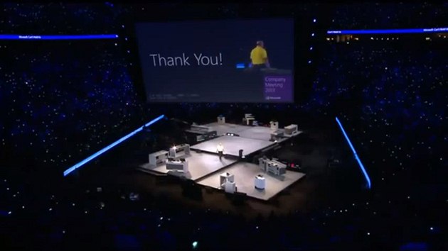 Na firemnm srazu se tincti tisci zamstnanci se f Microsoftu Steve Ballmer s pedstihem rozlouil se svou firmou. Setkn se konalo v hale Key Arena v Seattlu.