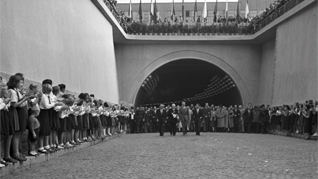 Komunistití pohlavái si tunel pi slavnostním otevení proli.