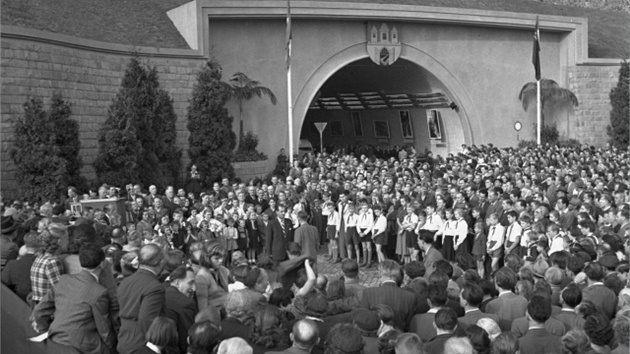 Slavnostní otevení letenského tunelu v roce 1953.