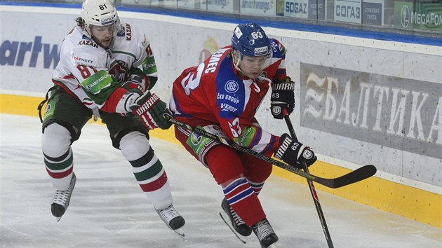 Tom Vincour (vlevo) z Kazan se sna zastavit prnik Ondeje Nmce z HC Lev Praha.