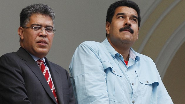 Venezuelsk prezident Nicols Maduro a ministr zahrani Elias Jaua (vlevo) stoj na balkonku budovy ministerstva zahrani v hlavnm mst Venezuely Caracasu..