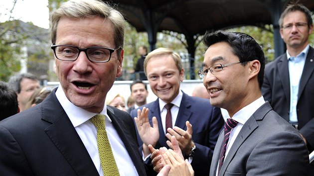 Nmeck ministr zahrani Guido Westerwelle (v brlch vlevo) ertuje s ministrem financ Philippem Roeslerem (v brlch vpravo) v zvru pedvolebn kampan Svobodnch demokrat (FDP) v Dsseldorfu