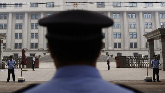 Policejn kontrola ped soudem v nedli 22. z, kdy tribunl vynel rozsudek nad apartkem Po Si-lajem.