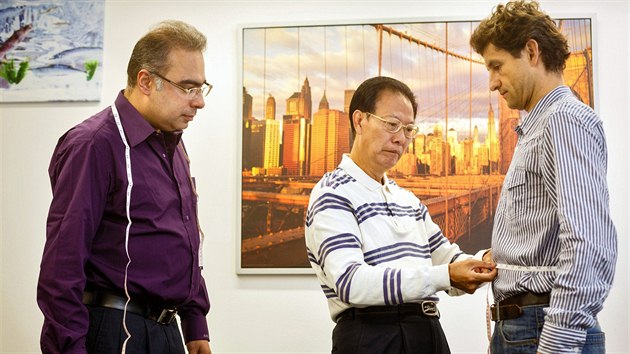 Krej Liu (vlevo) a Sandy (uprosted) berou mru eskmu zkaznkovi. Oblek mu pijde potou asi  za dva msce.