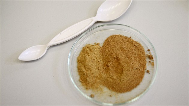 Sloen rohlku: jen (vlevo) a penin sladov mouka - jedn se o enzymov...