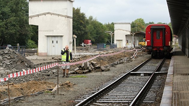 Rekonstrukce p�t�ho n�stupi�t� vyjde p�ibli�n� na 24 milion� korun. Cestuj�c�m se tu bude l�pe nastupovat do n�zkopodla�n�ch vlak�. 