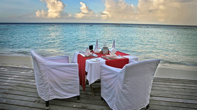 Romantická večeře pro dva servírovaná přímo na pláži
