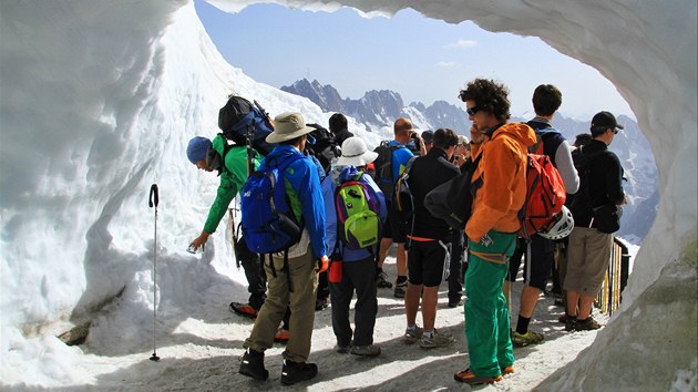 Od horní stanice lanovky na Aiguille du Midi vede jedna ze dvou hlavních výstupových cest na Mont Blanc.