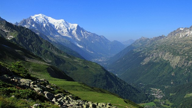 Svahy ve stoupání k chatě Ref. Albert 1er poskytují fantastické výhledy na Mont Blanc (4 810 m). 