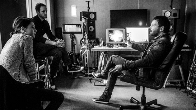 Zpvaka Never Sol a producent Jan P. Muchow ve studiu pr hodin po dokonen desky Under Quiet pi rozhovoru s redaktorem MF DNES.