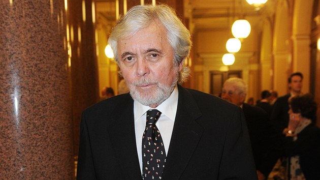 �esk� herec Josef Abrh�m za rok oslav� osmdes�tku. Vy��� v�k mu neubral na charismatu.