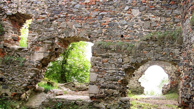 Zboen Kostelec - zbytky obytn sti hradu v centrln sti
