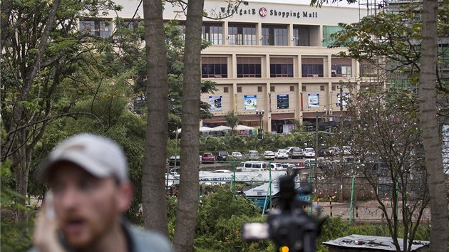 Televizn reportr telefonuje z msta ped nkupnm centrem Westgate, kde byla v ter rno opt slyet stelba (24. z 2013)