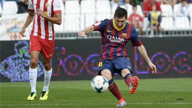 TREFA. Barcelonsk Lionel Messi skruje proti Almerii.