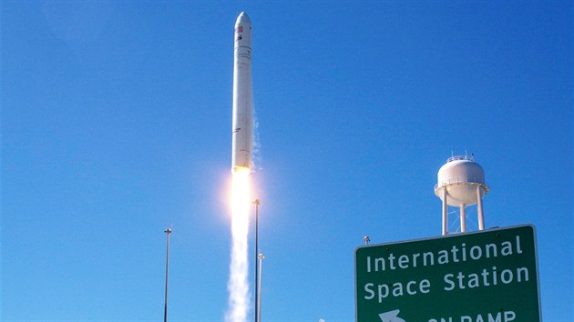 Start rakety Antares s lod Cygnus, kter poprv m k ISS.