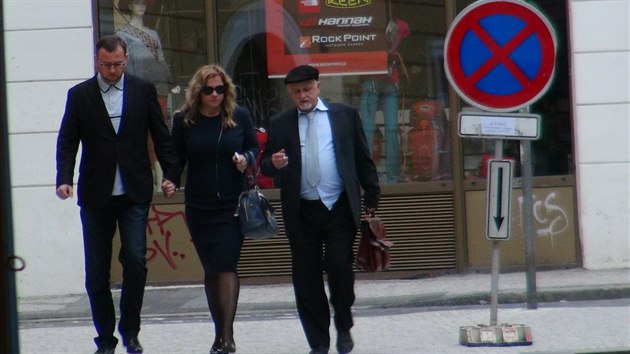 Jana Neasov, dve Nagyov, v doprovodu Petra Nease a advokta Eduarda Bruny pichz na policii vypovdat (24. z 2013)