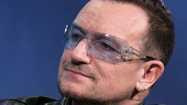 Zpěvák Bono z U2 (25. září 2013)