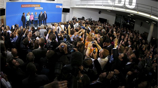 Kancléřka Angela Merkelová a členové její strany CDU-CSU oslavují po zveřejnění prvních výsledků, které naznačují jejich výhru v parlamentních volbách. (22. 9. 2013)