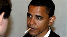 Fotografie Obamy s cigaretou, která koluje po internetu. Jde o fotomontá.
