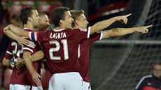 OSLAVA. Sparťanští fotbalisté  se radují z branky do sítě Slovácka.