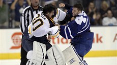 RVALI SE I BRANKÁ�I. Ryan Miller (vlevo) z Buffala se popral s Jonathanem