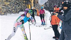 P�ED KAMEROU. Ly�a�ka �árka Strachová natá�í se �tábem pod vedením re�iséra