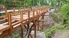Stavba nového devného mostu u zíceniny v Kunraticích