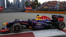 Sebastian Vettel pi tetím tréninku na Velkou cenu Singapuru.