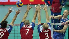 Čeští volejbalisté zasahují na síti proti tvrdé smeči v utkání na mistrovství