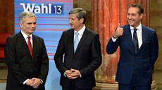 Kanclé� Werner Faymann (vlevo) m��e za�ít slavit dal�í volební úsp�ch (29. zá�í)