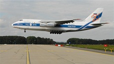Obří transportní letoun An-124 Ruslan přistává na mošnovském letišti s nákladem...