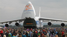 Obí letoun An-124 Ruslan v obleení návtvník Dn NATO v Ostrav