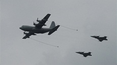Ukázka doplování paliva za letu dvou gripen ze védského tankeru KC-130