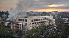 Z nairobského nákupního centra Westgate jet ve tvrtek veer stoupal dým (26.