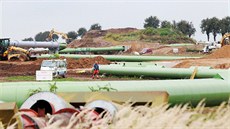 P�elo�ení horkovodu se p�ed Chrudimí zm�nilo v hotové trubkové bakchanálie.