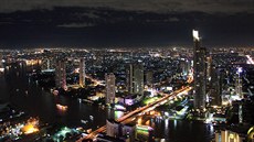 Pohled ze Sirroco Baru v Bangkoku, nejvýše položeného baru pod širým nebem - v...