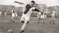TYPICKÝ PEPI. Josef Bican (1913–2001) právě střílí jeden z tisíců svých gólů.