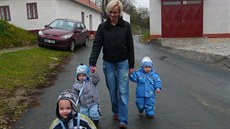 Kluci jdou s Ivetou na procházku.