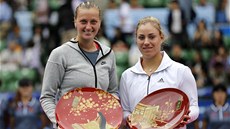 TA LEPÍ JE VLEVO. Petra Kvitová a Angelique Kerberová po finále turnaje v