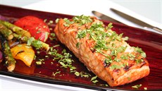 Grilovaný losos a zelenina s teriyaki marinádou podle �éfkucha�e hotelu...