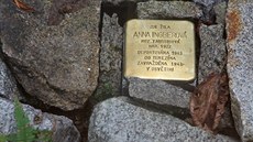 Vzpomínkový kámen za mladou Annu Ingberovou, která byla podle vzpomínek...